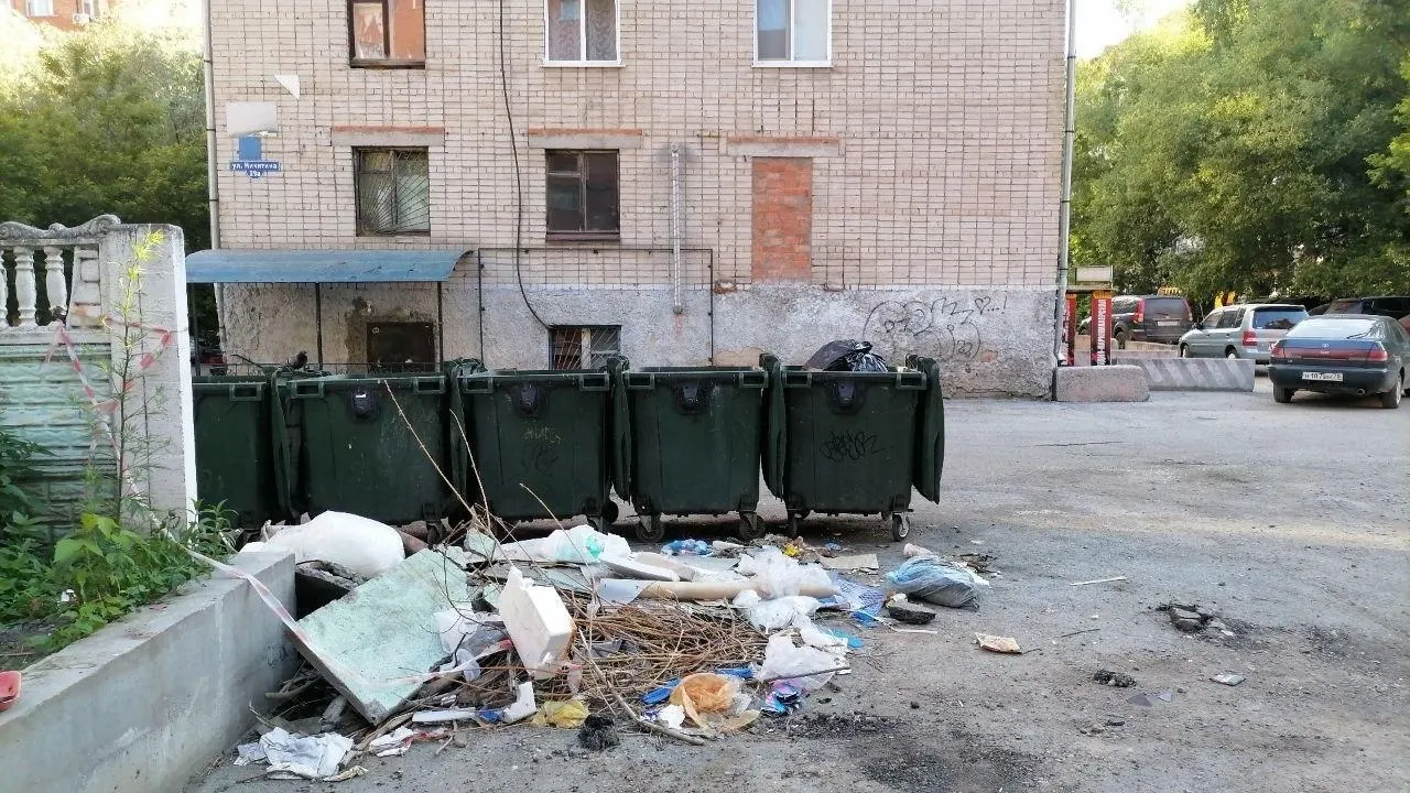 За неделю россияне направили более 10 тысяч жалоб на вывоз отходов; треть обращений пришлась на семь регионов, в том числе Томскую и Новосибирскую области. Минприроды и региональные операторы проводят аудит графиков и техники и обсуждают перенос ответственности за контейнерные площадки.