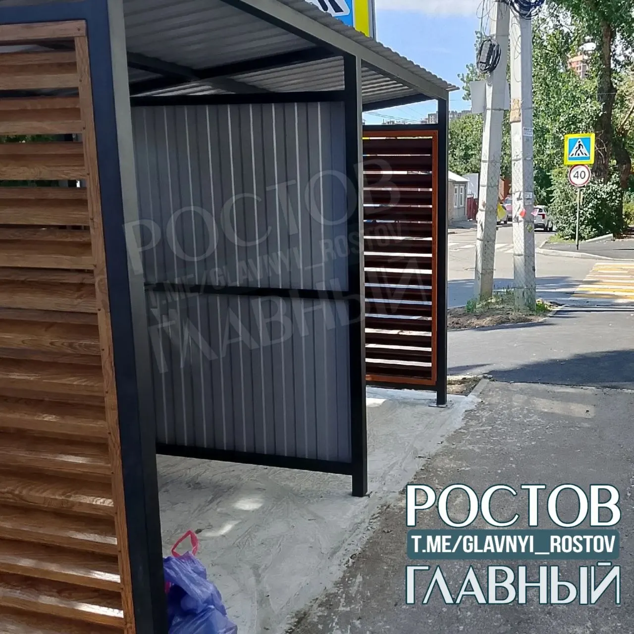 Жители сообщили, что новый мусорник поставили прямо у пешеходной зоны рядом с жилым домом — из‑за этого с детьми и колясками приходится выходить на проезжую часть. Просят администрацию района вмешаться.
