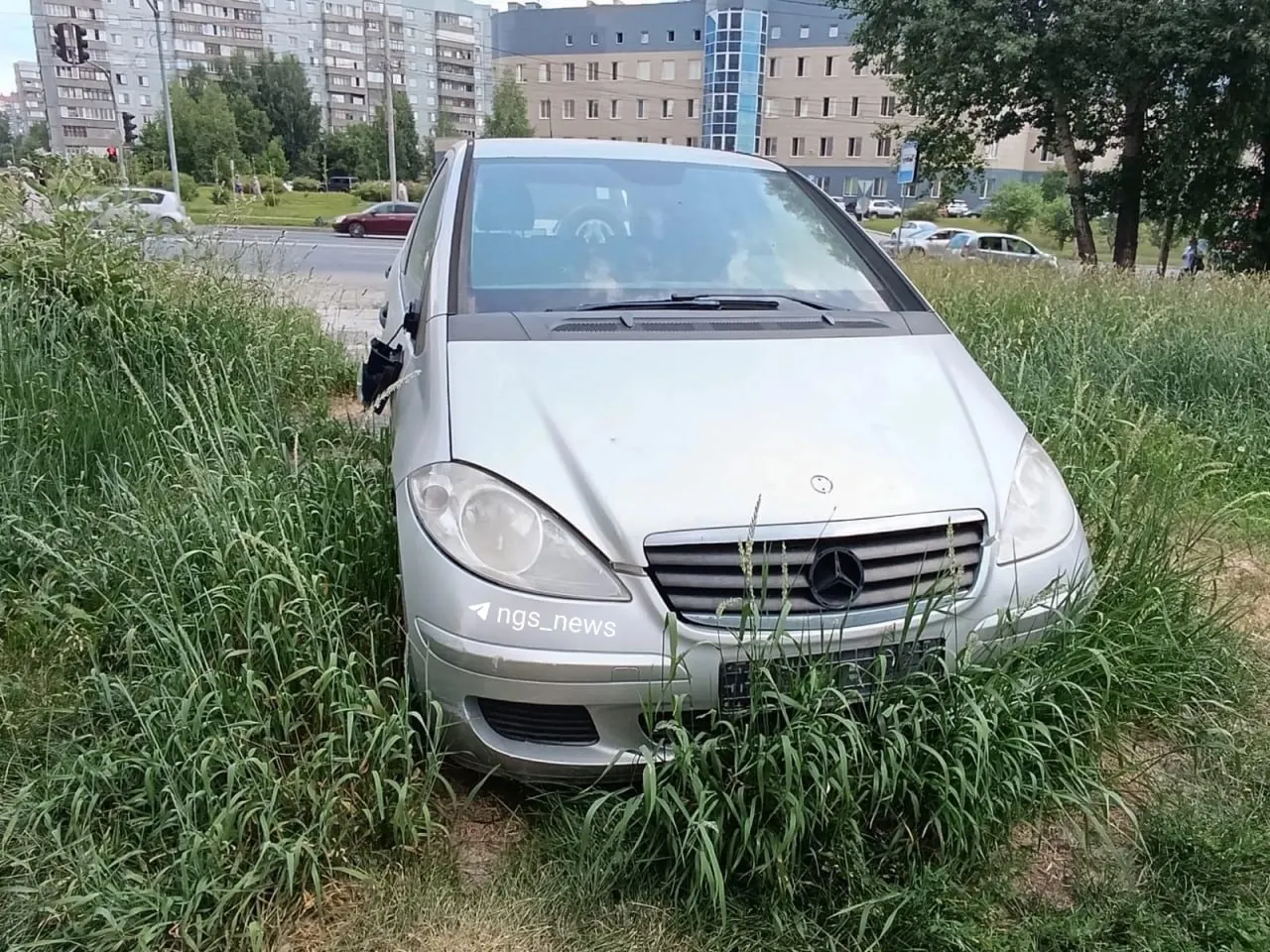 На Тюленина, 12 стоит Mercedes A‑класса с краснодарскими номерами: стекло разбито, вокруг растёт трава. Жители просят эвакуировать или продать автомобиль — он был изъят за долги, но не отправлен на ответственное хранение.