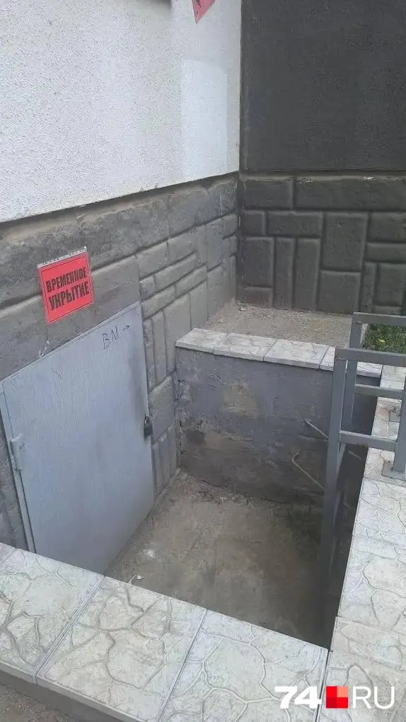 В микрорайоне Парковый оборудовали подвальные укрытия — по четыре в трёх кварталах. Жители сомневаются, что этого достаточно для тысяч человек. В министерстве напомнили, что дополнительные укрытия в новых домах не являются обязательными.