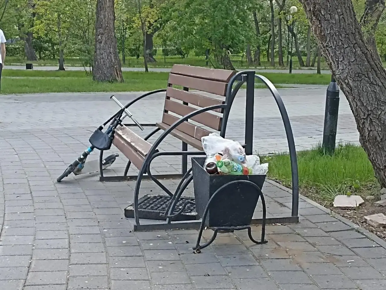 Скамейки выломаны, качели сняты, фонтан не работает — после жалоб власти осмотрели сквер и поручили подрядчику устранить недочёты. Работы обещают завершить в течение двух недель.