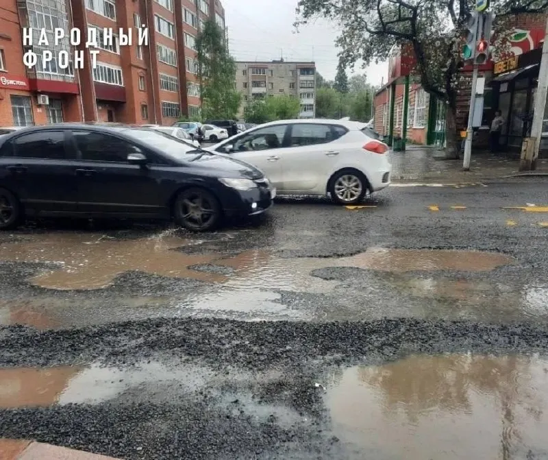 Повторная проверка выявила ямы, выбоины и разрушение верхнего слоя дорожного покрытия на участке, отремонтированном в прошлом году в рамках нацпроекта — работы завершились в сентябре.