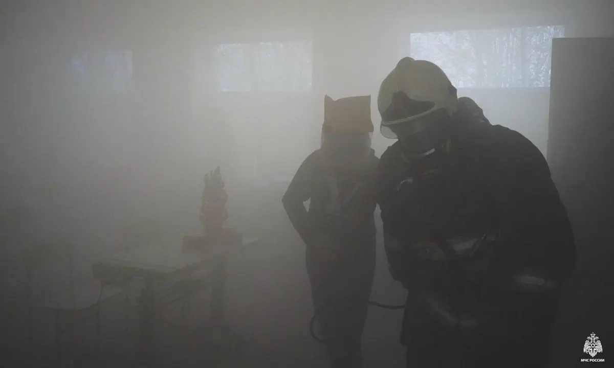 Утром 21 июня в многоквартирном доме на Лососинском шоссе возник пожар: из-за задымления эвакуировали двух человек, пострадавших нет, причины возгорания устанавливаются.