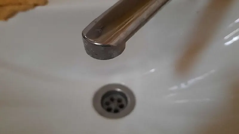 Отключение водоснабжения из‑за замены участка водопровода затронет Кировский, Октябрьский и Фрунзенский районы. Работы пройдут с 24 июня (01:00) до 25 июня (11:00); затем около 48 часов потребуется на восстановление гидравлического режима.