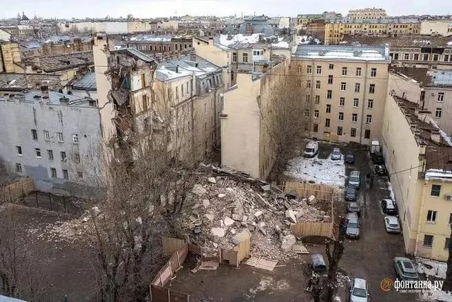 По документам, направленным в фонд капремонта до аварии, было установлено аварийное состояние перекрытий, фундамента, стен, лестниц и крыши, но работы признали реконструкцией и не отнесли к полномочиям фонда. Через месяц флигель обрушился.