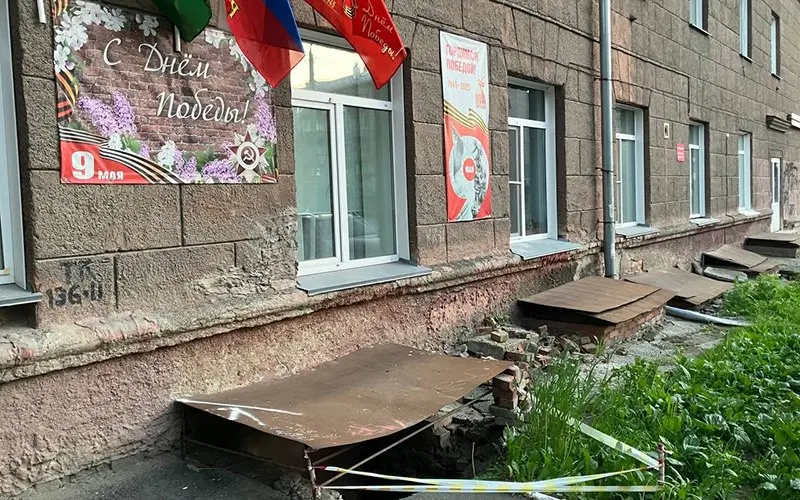 У муниципального детского сада №24 в центре Новосибирска в нескольких местах провалилась отмостка — образовались пустоты, ведущие в подвальные помещения; сигнальной ленты и видимых следов ремонта недостаточно.