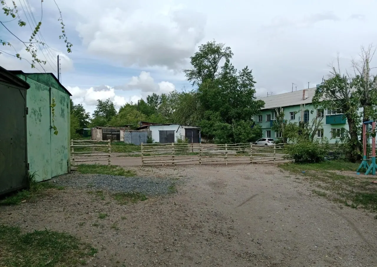 В Восточном вокруг трёх двухэтажных домов появился самовольный забор — остался лишь один въезд, к одному из домов теперь даже не могут подъехать экстренные службы. Управляющая компания намерена выдать предписание о сносе.