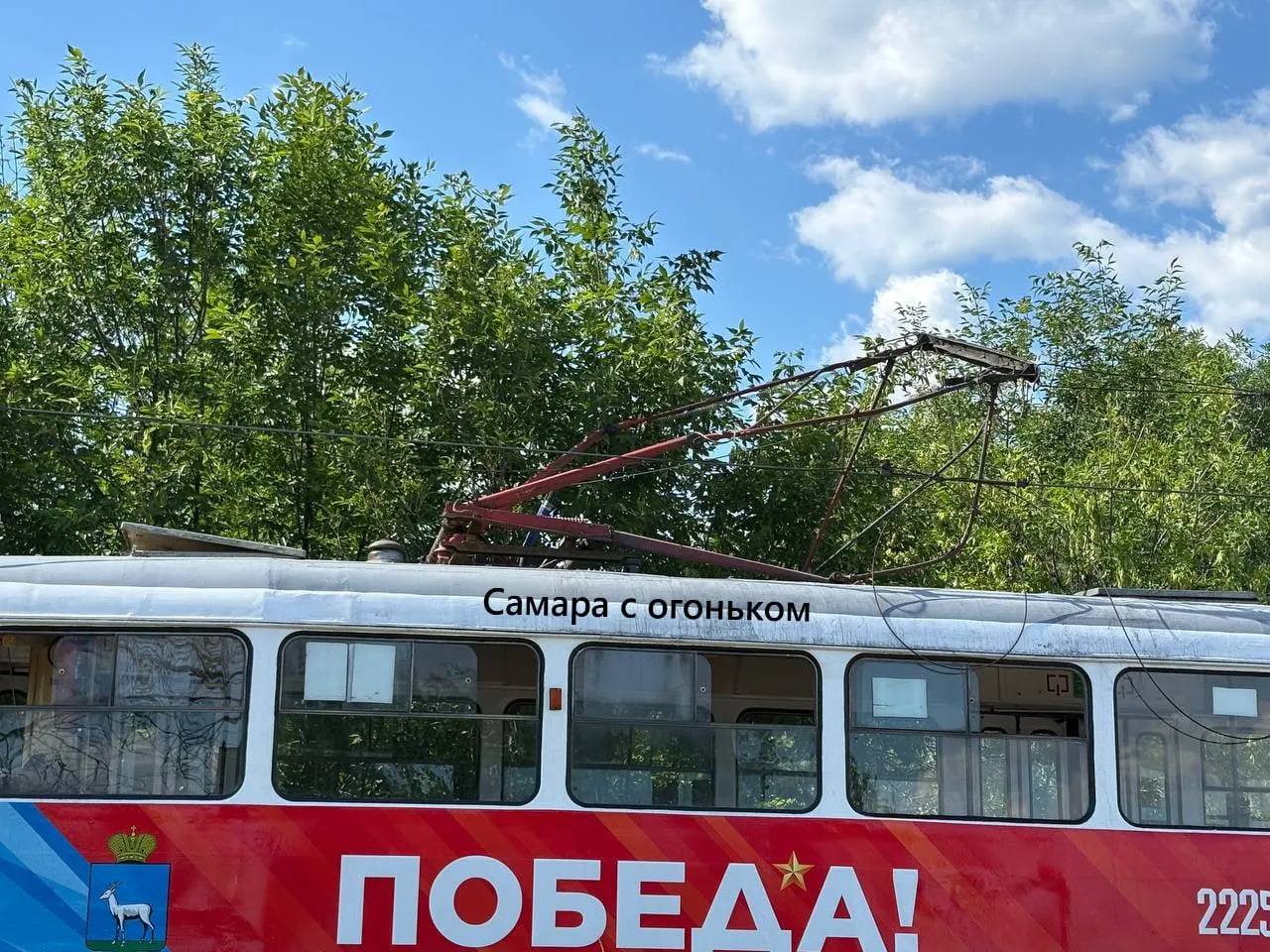 Пассажиров эвакуировали через заднюю дверь после обрушения контактной сети в трамвае; пострадавших нет.