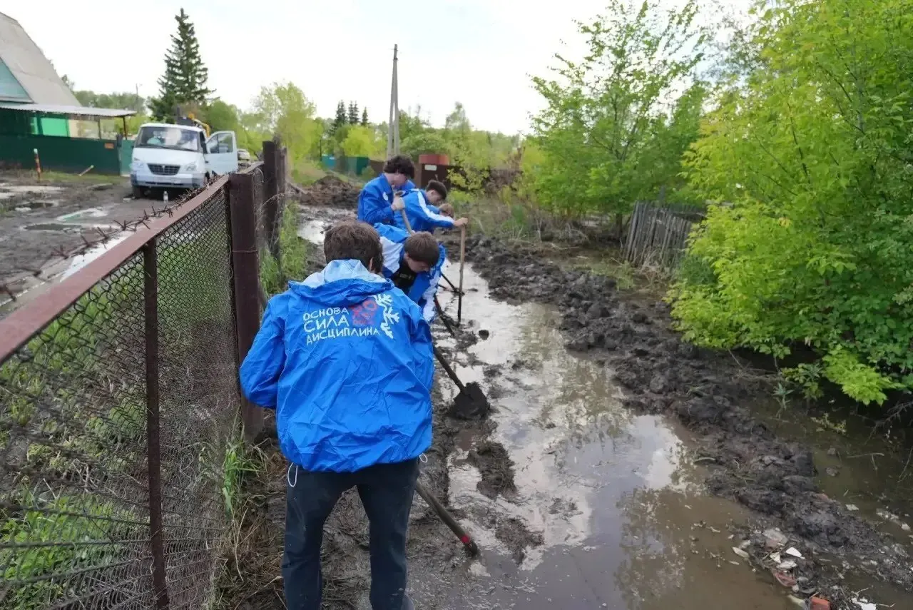 Специалисты и добровольцы продолжают работы по отводу воды и восстановлению участков: в штаб поступило более 560 обращений, более 300 участков уже освобождены от подтопления.