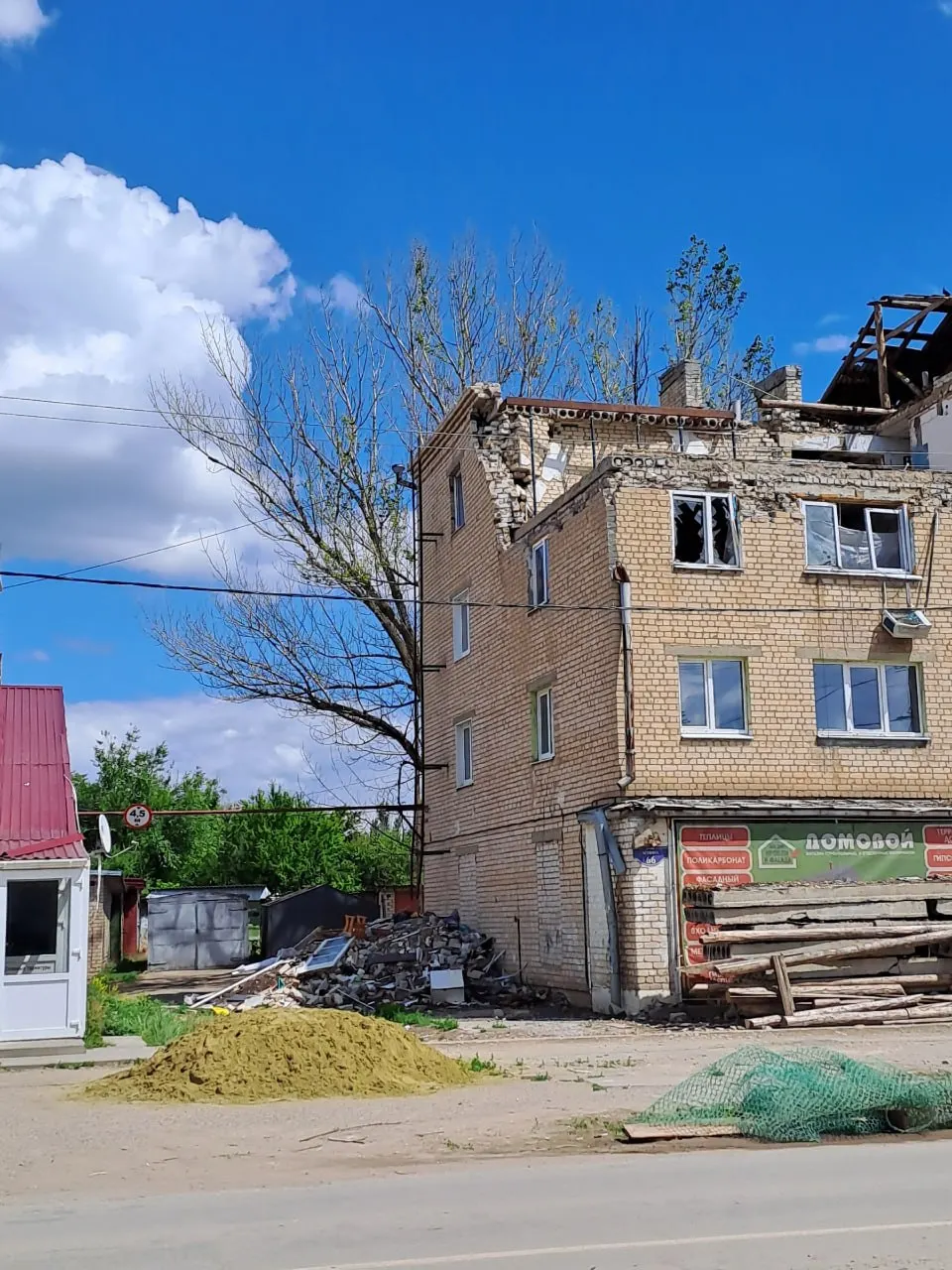 Жители остались без жилья: подъезд разрушен и обесточен, ремонт откладывают из‑за нехватки финансирования — подрядчик найден, но деньги не выделены.