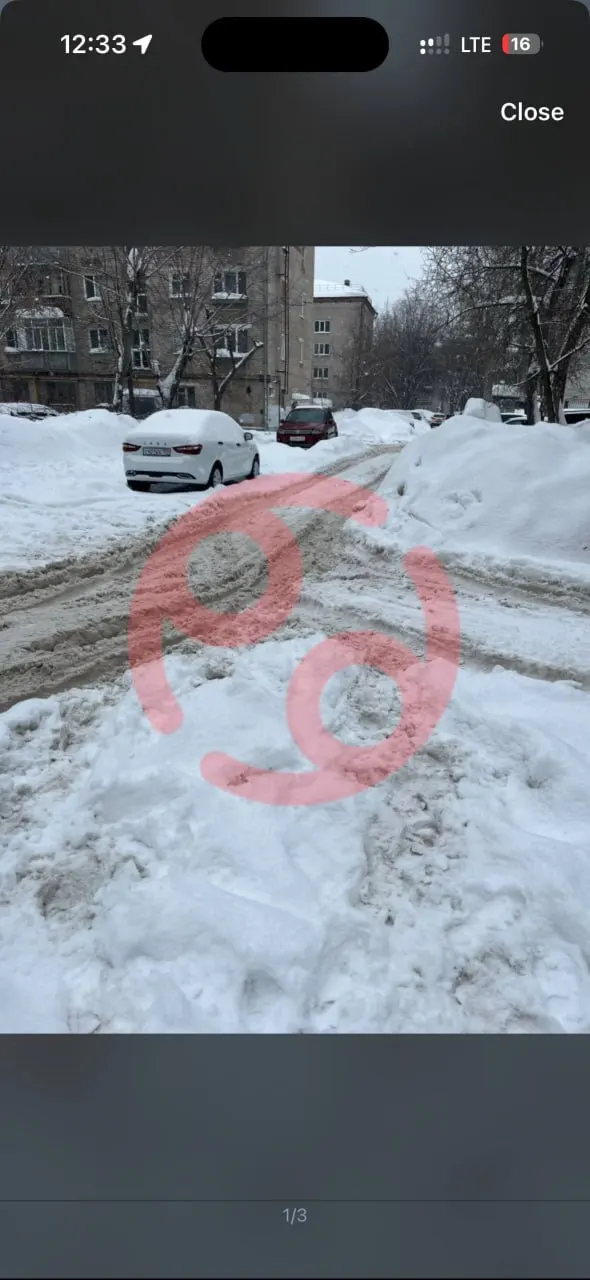Жительницы Перми пожаловались через систему обращений на неубранный снег, но ответы пришли лишь спустя месяцы — чиновники приложили снимки уже без снега. По факту задержек сотрудников привлекли к ответственности.
