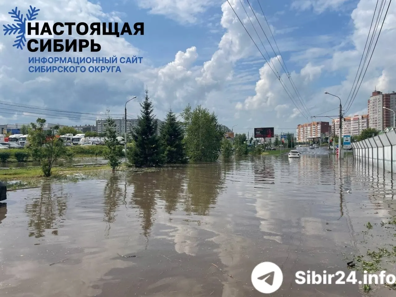 Интенсивный дождь 27 июня привёл к локальным подтоплениям проезжей части в нескольких микрорайонах Красноярска: общественный транспорт остановлен, коммунальные службы откачивают воду.