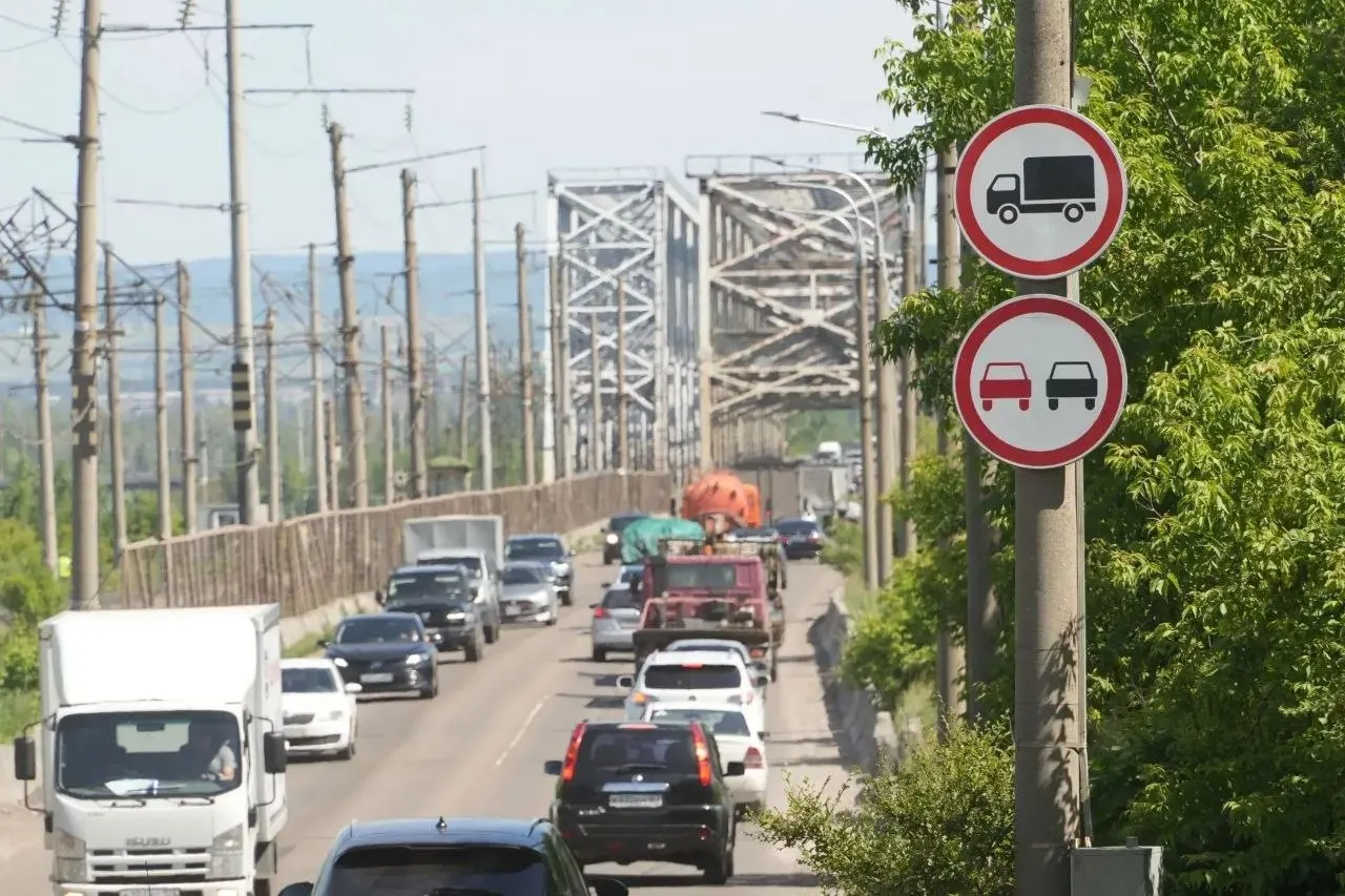Работы на Коркинском мосту будут в основном проходить ночью (21:00–06:00) — это должно снизить пробки. Ограничения стартуют 20 июня; четыре раза предусмотрены суточные перекрытия для набора прочности бетона.