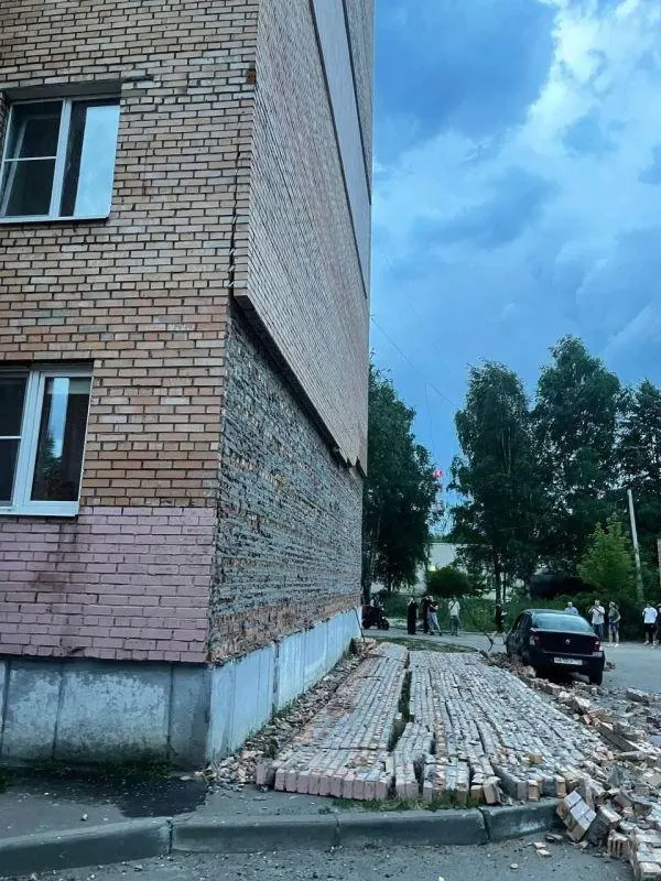 В Подмосковье при сильном ливне обрушилась часть фасада жилого дома в Электростали. Падающие кирпичи повредили припаркованный автомобиль, люди не пострадали.