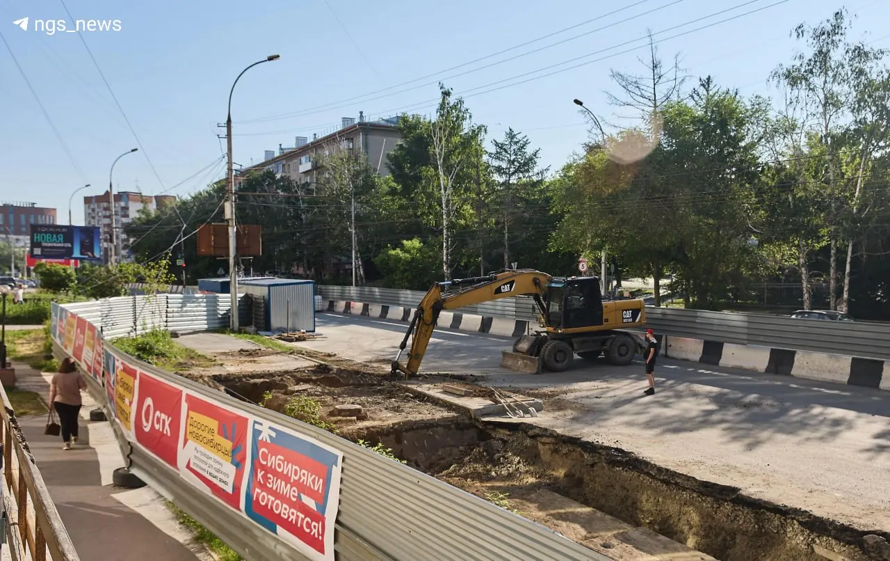 Часть проспекта Димитрова перекрыли ради замены 35‑летней тепломагистрали. За неделю вынесли контактную сеть, провели земляные работы и приступили к демонтажу старой трубы.