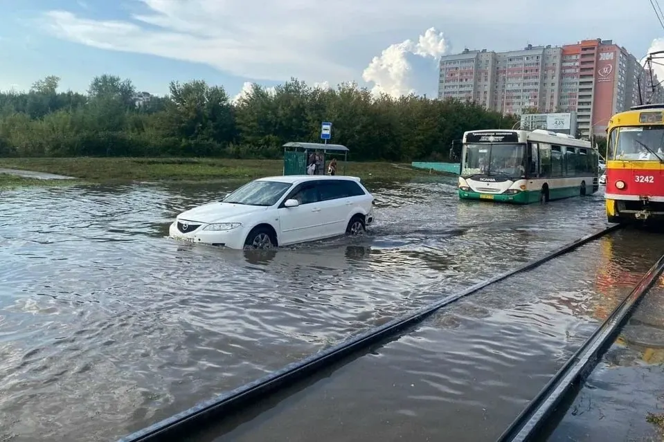 Движение ограничено на участке между улицей 280‑летия Барнаула и Павловским трактом: проезжую часть подтопило дождевой водой, на месте работают службы.