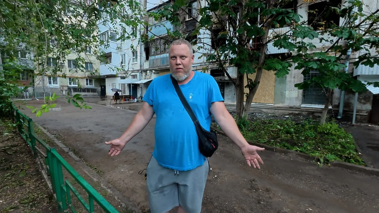Жильцы описывают повреждения в квартирах и условия эвакуации: технику пока не разрешают вывозить, людям предлагают временно остановиться у знакомых. Дом полностью расселяют из-за угрозы обрушения плит.