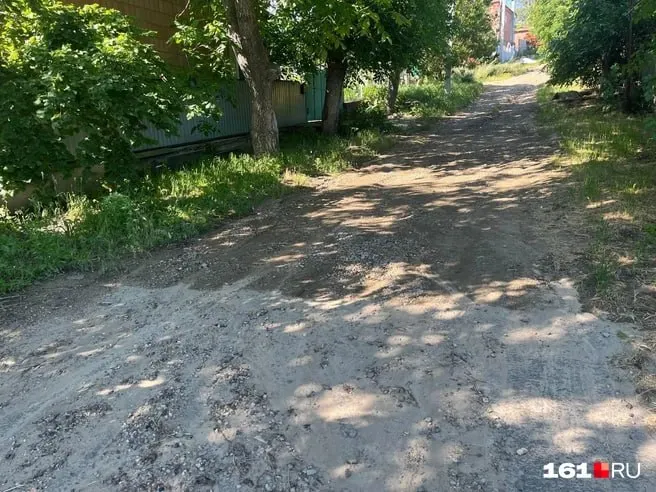 В Мясниковском районе на улице Набережной отремонтированный участок дороги размывает во время дождя: поток грязи и камней идёт прямо к остановке школьного автобуса.