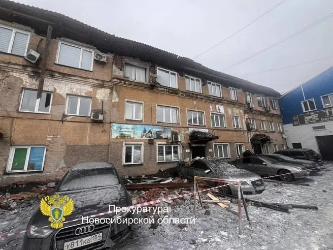 После обрушения стены в феврале мэрия подала иск: здание на Залесского, 7/2 признано построенным с нарушениями, владельцу дали шесть месяцев на снос или приведение в нормативное состояние.