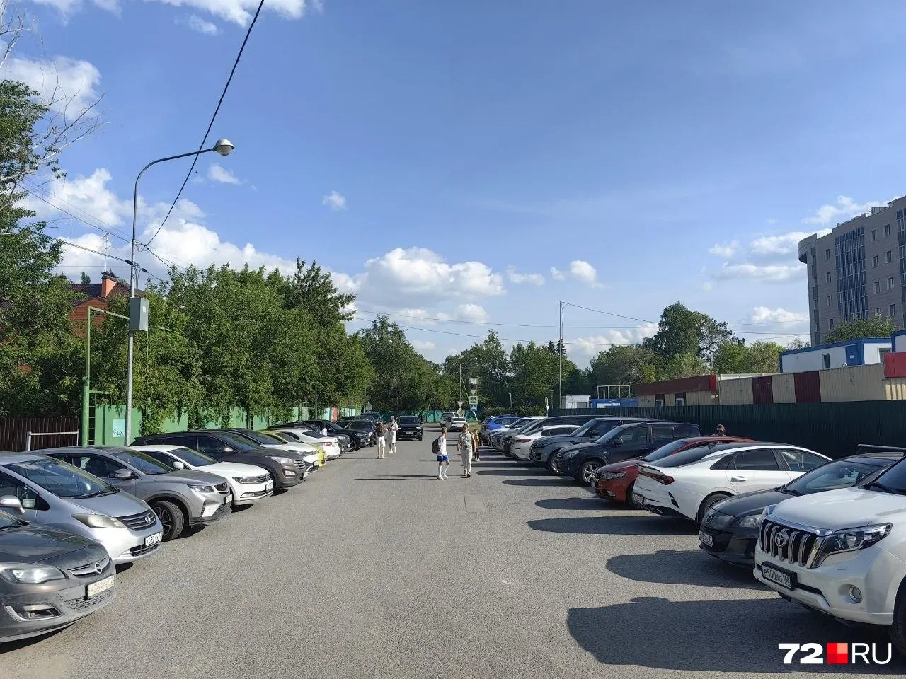 Шлагбаум перегородил подъезд к стадиону «Геолог» и Дворцу спорта на ул. Розы Люксембург, 12 — из‑за этого возникли заторы. Администрация направила информацию в полицию и намерена демонтировать заграждение.