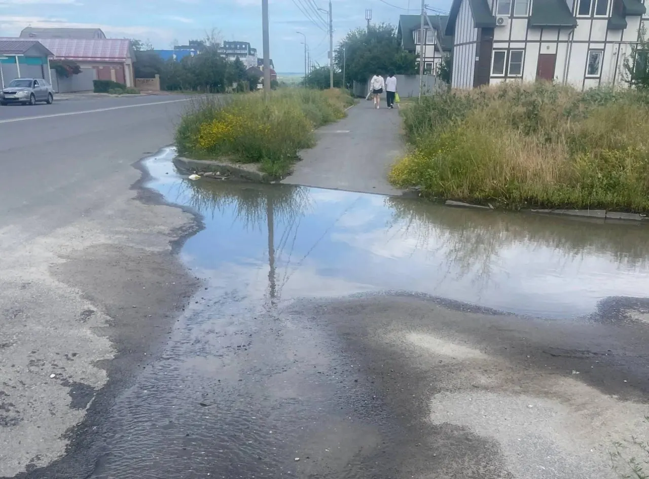 Жители микрорайона «Янтарный город» и близлежащих деревянных таунхаусов пожаловались на протекающий водопровод: поток воды идёт в сторону психиатрической больницы и Второй продольной магистрали. В «Концессиях водоснабжения» пообещали вскоре устранить течь.