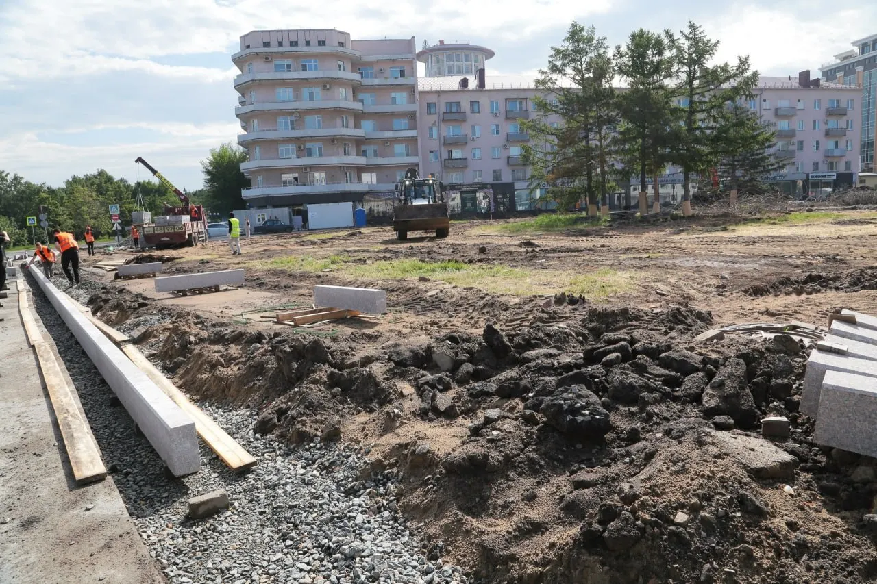 В Омске продолжается комплексный ремонт площади Бухгольца в рамках нацпроекта «Инфраструктура для жизни». Подрядчик ООО «Бизнес-Строй» рассчитывает закончить основные работы к 1 сентября, часть этапов будет сдана раньше.