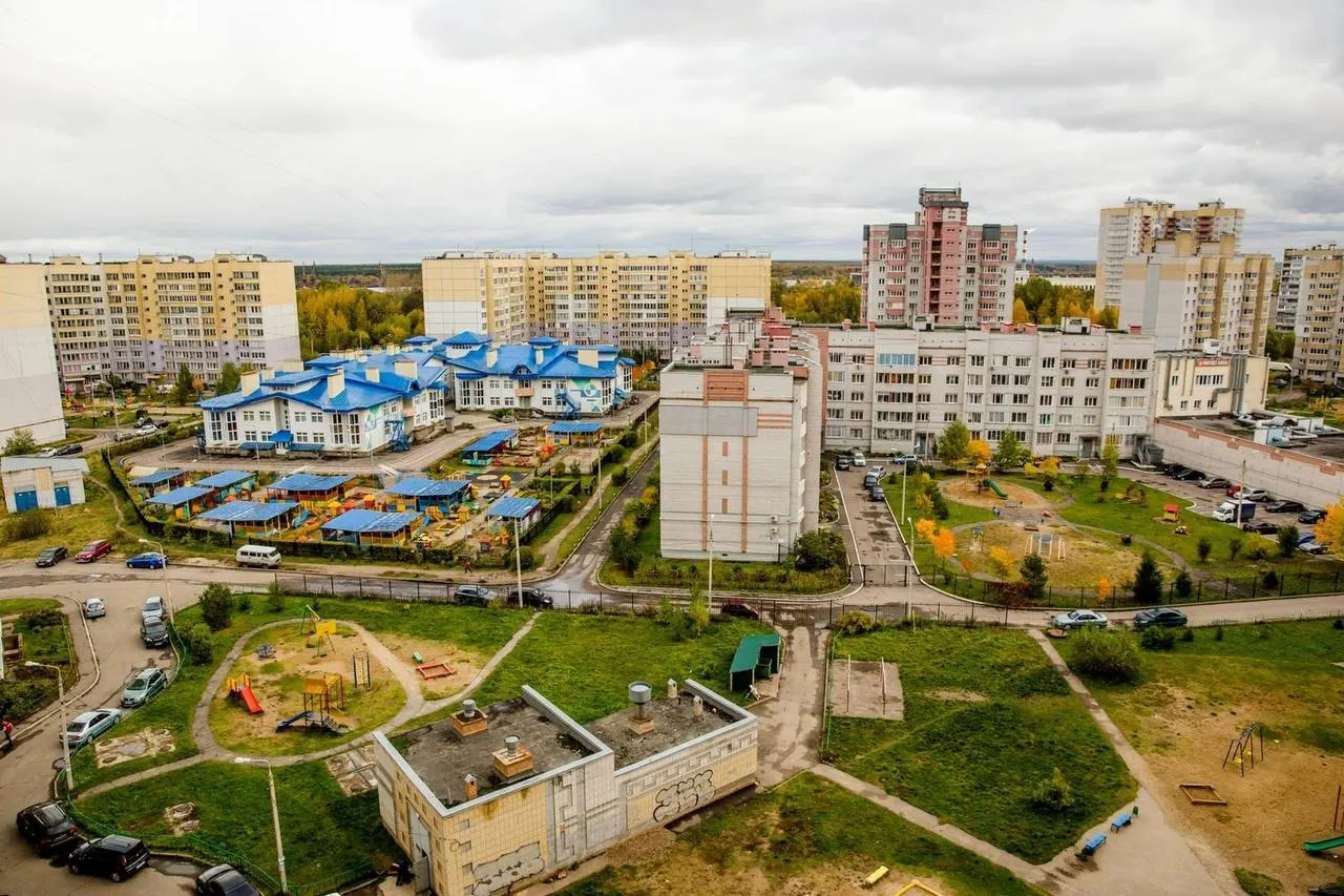 В регионе открыты три школы и две ледовые арены. В программу благоустройства включили 111 дворовых проектов; планируется обновление более 70 придомовых территорий и 22 общественных пространств. Продолжается газификация с компенсациями до 150 тыс. руб.; сохраняется поддержка семей и участников СВО.