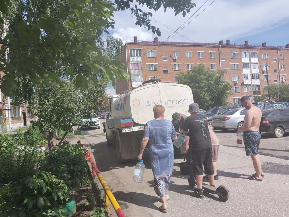 В 30‑тысячном городе Тара (Омская область) из‑за поломки насосов на водозаборе полностью прекратилось водоснабжение. Прокуратура начала проверку, организованного подвоза воды пока нет.