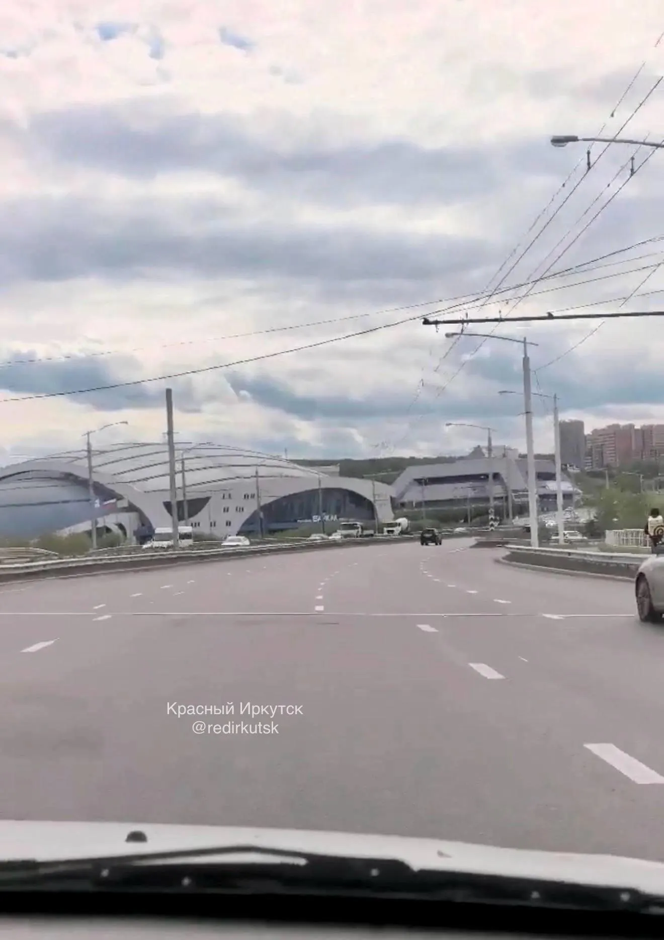 На съезде с Академического моста в сторону микрорайона Университетский заметили искажение разметки. В администрации города сообщили, что её перерисовали и привели в нормативное состояние.