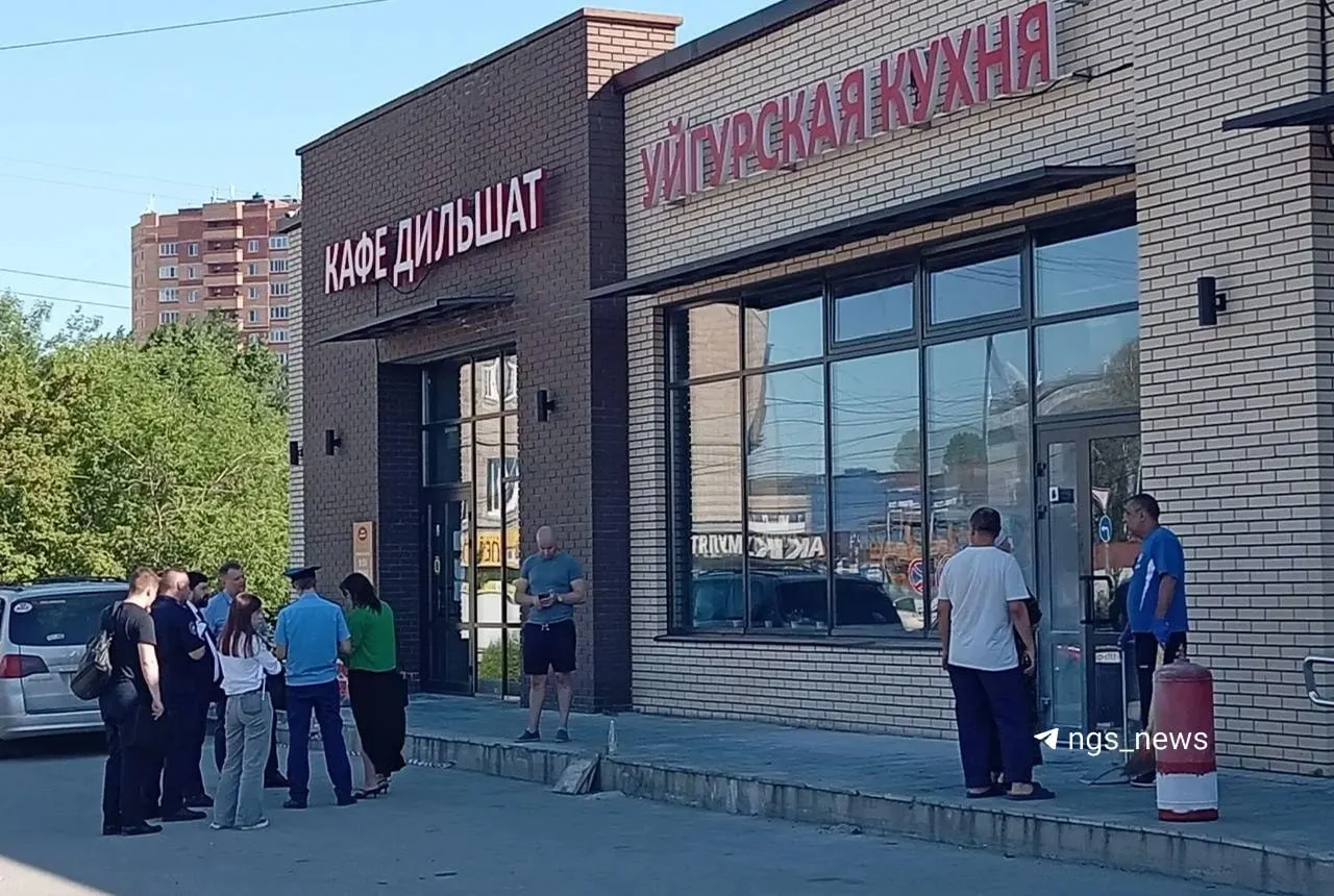 Возле закрытого кафе на улице Большевистской зафиксирована утечка газа. На месте находятся глава Октябрьского района и экстренные службы, опубликованы фотографии с места происшествия.