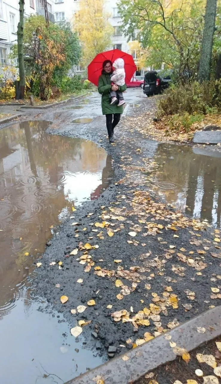 Горожане жалуются на ямы и затопленные дворовые проезды в разных районах Петрозаводска. Глава города сообщила о ремонте в некоторых дворах, но людям этого явно недостаточно — в комментариях просят привести в порядок и их участки.