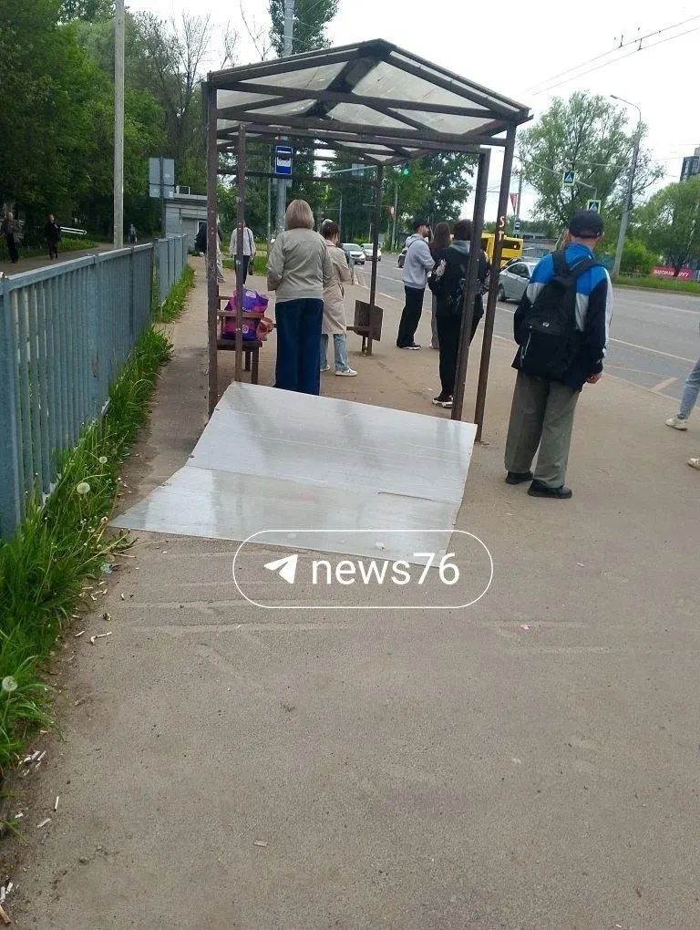 Утром 2 июня на Тутаевском шоссе у остановки общественного транспорта рядом с поликлиникой №5 обнаружили отвалившуюся стенку. Причина неизвестна, мэрия проводит проверку.