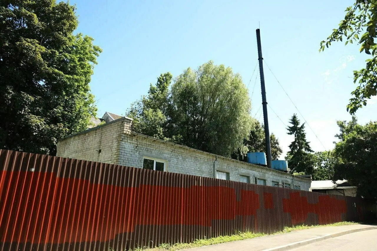 Старую угольную котельную планируют заменить блочно‑модульной газовой: на проект выделено почти 50 млн рублей, работы должны быть завершены за полгода. Ожидается снижение выбросов и стабильное теплоснабжение жителей.