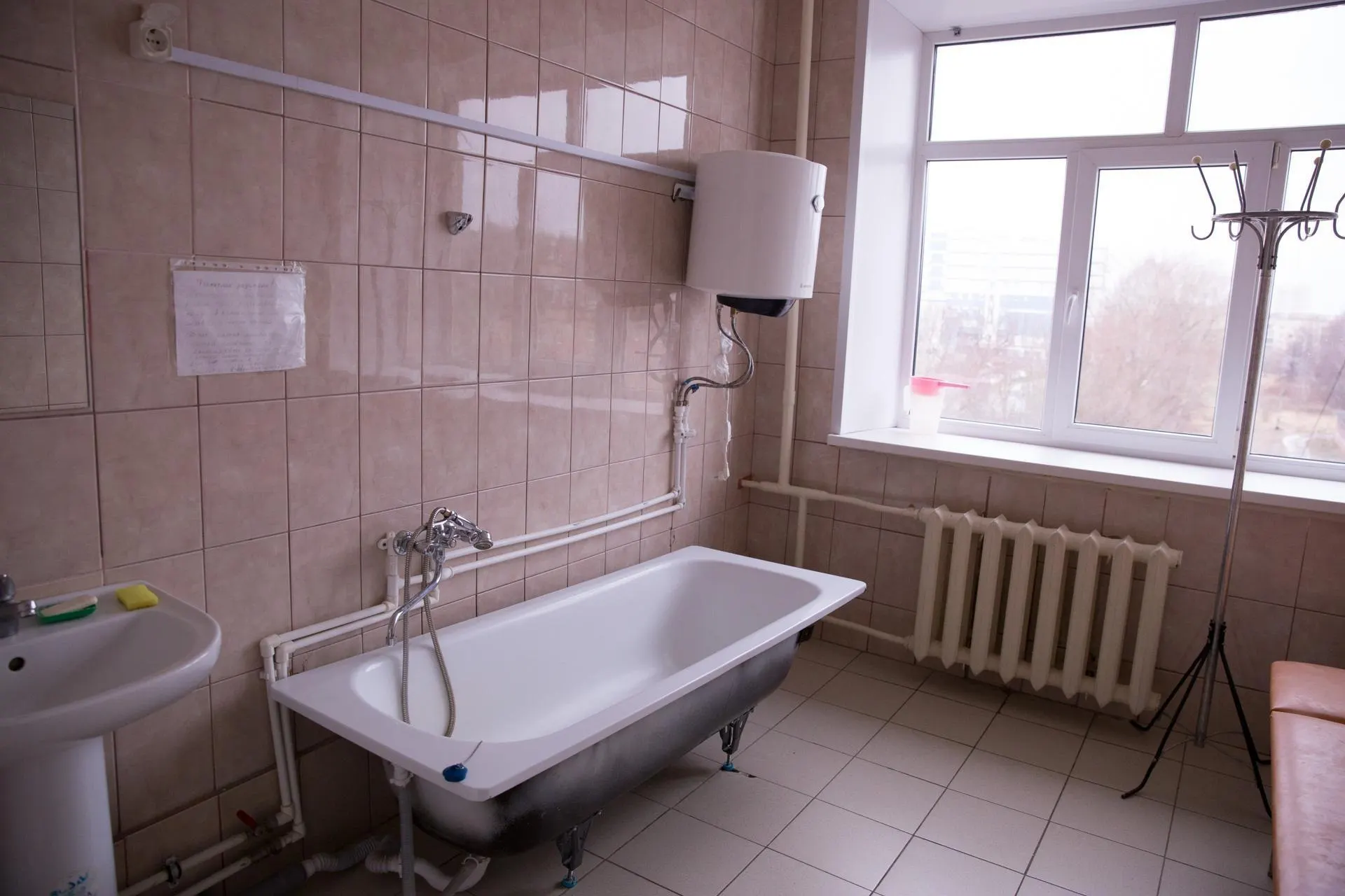 В Рязани в нескольких жилых домах и детском саду временно отключили горячее водоснабжение из‑за ремонтных работ. Коммунальные службы проводят восстановительные работы.