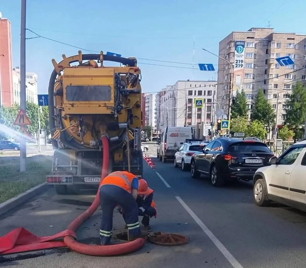 С 23:00 10 июня полностью перекрыто движение по улице Воскресенской на перекрестке с проспектом Ломоносова для замены 60-метрового участка канализационного коллектора. Проезд по проспекту организован по одной полосе; по предварительным данным ограничения могут действовать до 20:00 21 июня.