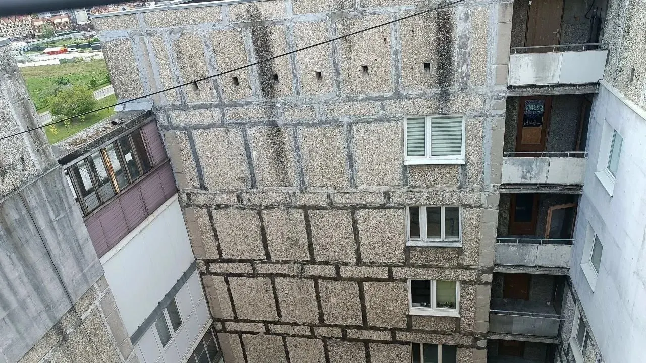 В многоквартирном доме на Московском проспекте зафиксировано срабатывание пятого датчика — трещина превысила критический порог, процесс разрушения признан необратимым. Жителям соседнего дома рекомендуют срочно переехать в предоставляемое администрацией безопасное жильё.