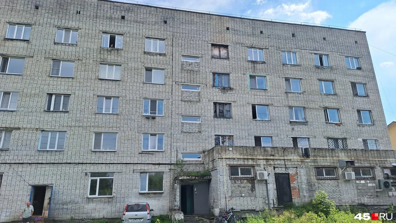 Следователи проводят доследственную проверку по статье об оказании услуг, не отвечающих требованиям безопасности; жильцы подтвердили приезд СК и обратились в ГЖИ.