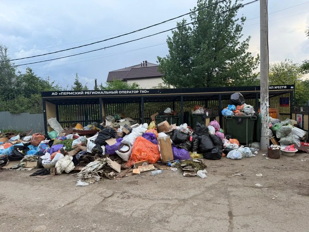 Жители жалуются на невыносимую свалку на Лифанова и Кунгурской. Мусорный коллапс в Перми и Пермском крае продолжается год на фоне роста тарифов на вывоз ТКО более чем на 50%.