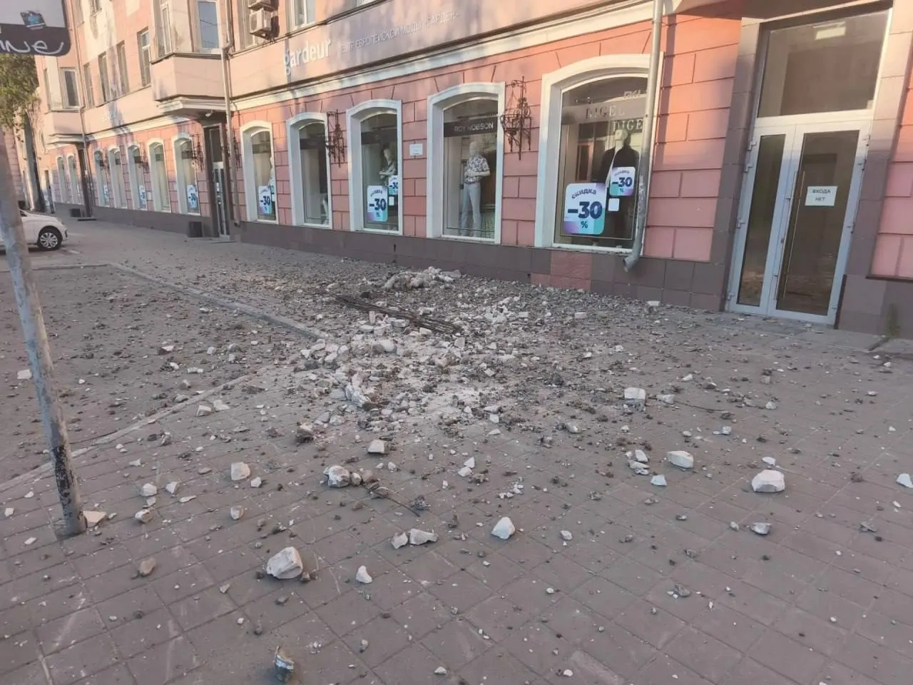 Ночью с дома на проспекте Ленина, 85 в Барнауле сняли аварийные элементы, признанные аварийными. Утром на тротуаре обнаружили обломки; по информации управляющей компании, конструкция не пострадала.