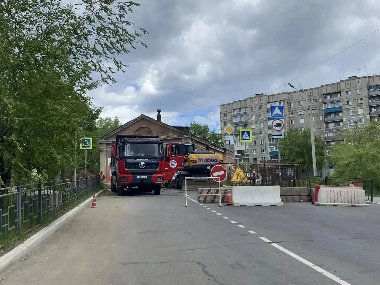 Во время гидравлических испытаний обнаружили повреждение теплотрассы у гимназии №12; участок перекрыт, на месте проводят замену П‑образного компенсатора и привлечены дополнительные силы и техника.
