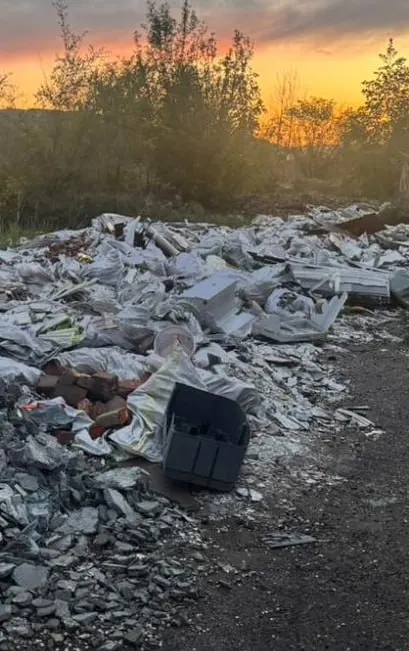 В Ингодинском районе обнаружили захламлённый участок бывших военных медицинских складов. Мэрия заявляет, что земля принадлежит Минобороны; специалисты направят обращение в ведомство с просьбой решить проблему.
