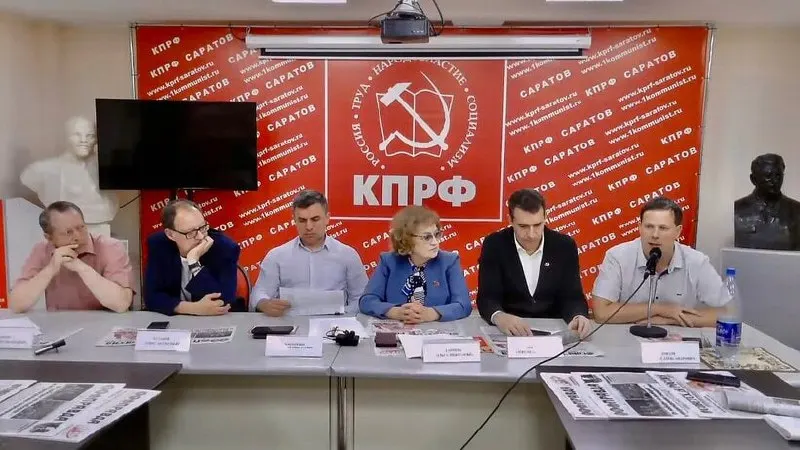Депутат Саратовской областной думы рассказал, что из‑за аварий и особенностей рельефа стоки регулярно заливают дома на улице 2‑я Комсомольская; власти пока не ответили на запрос о дезинфекции и переселении пострадавших.