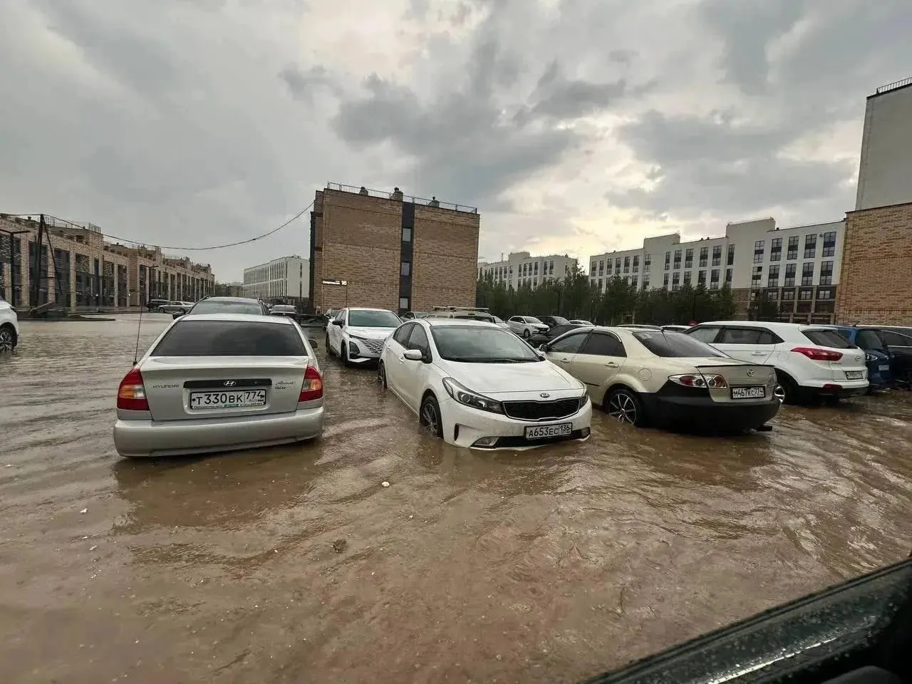 Во время сильного дождя подтопило подъезд и парковку в жилом комплексе «Твоя Привилегия». Жильцы жалуются, что ситуация повторяется при каждой непогоде; застройщик объясняет это аномальным ливнем и засорением ливневой сети.