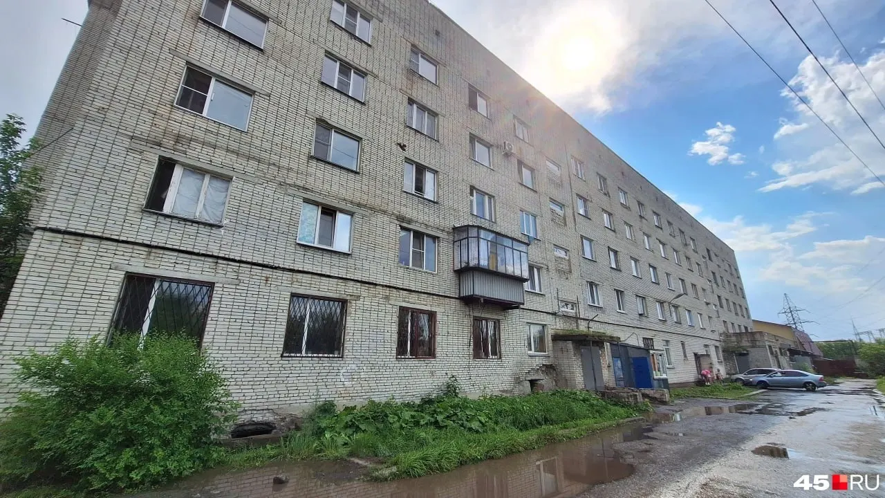 В общежитии отключили электричество после взрыва в щитке: второй подъезд несколько дней топило из‑за протекающей крыши, жильцы эвакуированы, энергетики и УК заявили, что восстановить питание невозможно.