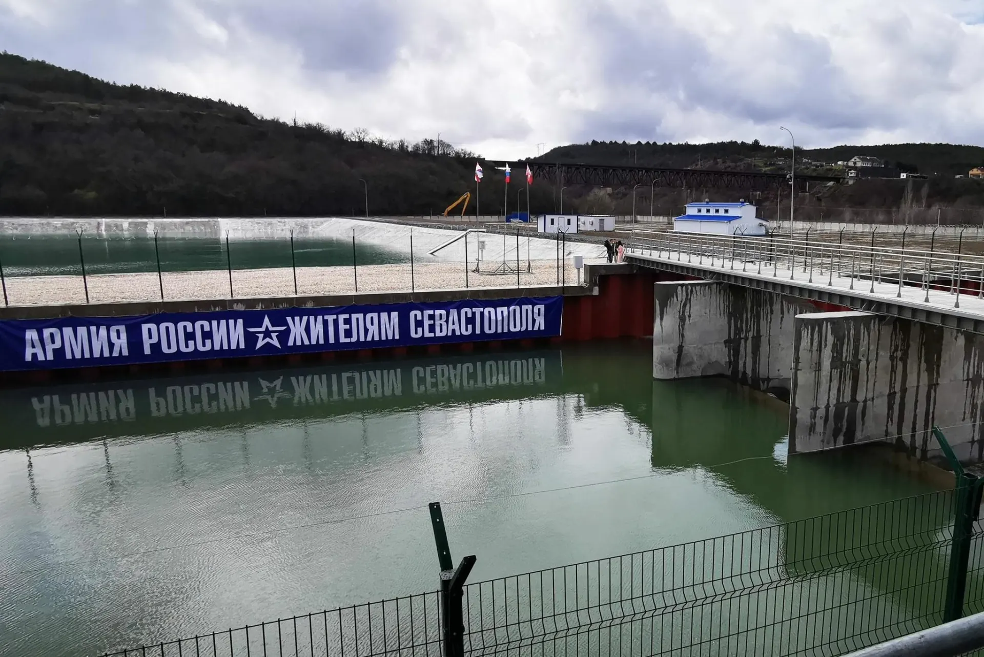 Повреждения энергетической инфраструктуры вывели из строя часть водозаборов: насосы не подают воду в систему. Власти пока не могут представить графики отключений, многие учреждения переходят на резервные генераторы.