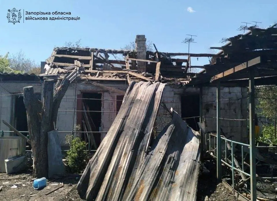 Два человека погибли и 22 ранены после ударов по Запорожской области; в Краснодарском крае загорелась нефтебаза; в Севастополе ввели точечные ограничения электроснабжения. Также — землетрясения в Венесуэле, политические и правовые новости.