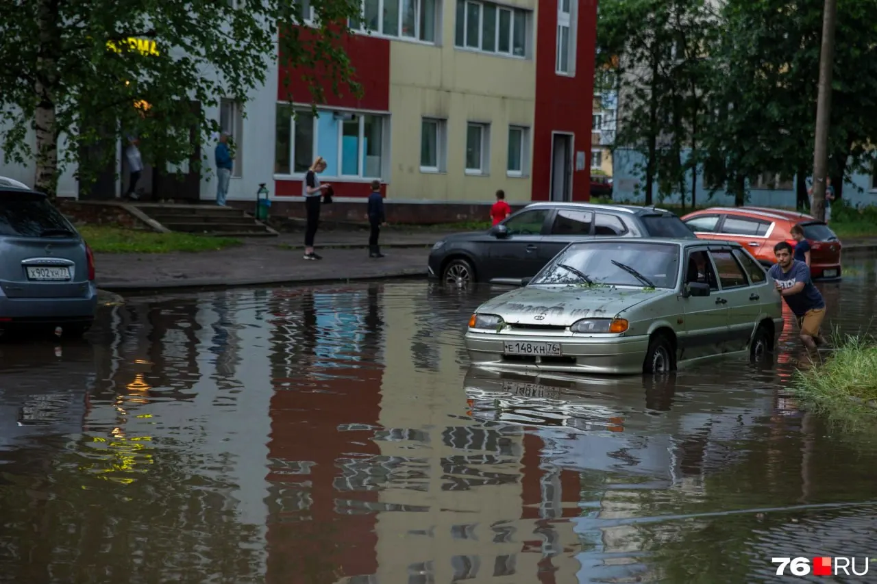 Мощные ливни с вечера привели к подтоплениям в Новокузнецке; власти организовали работу аварийных служб и откачку воды.