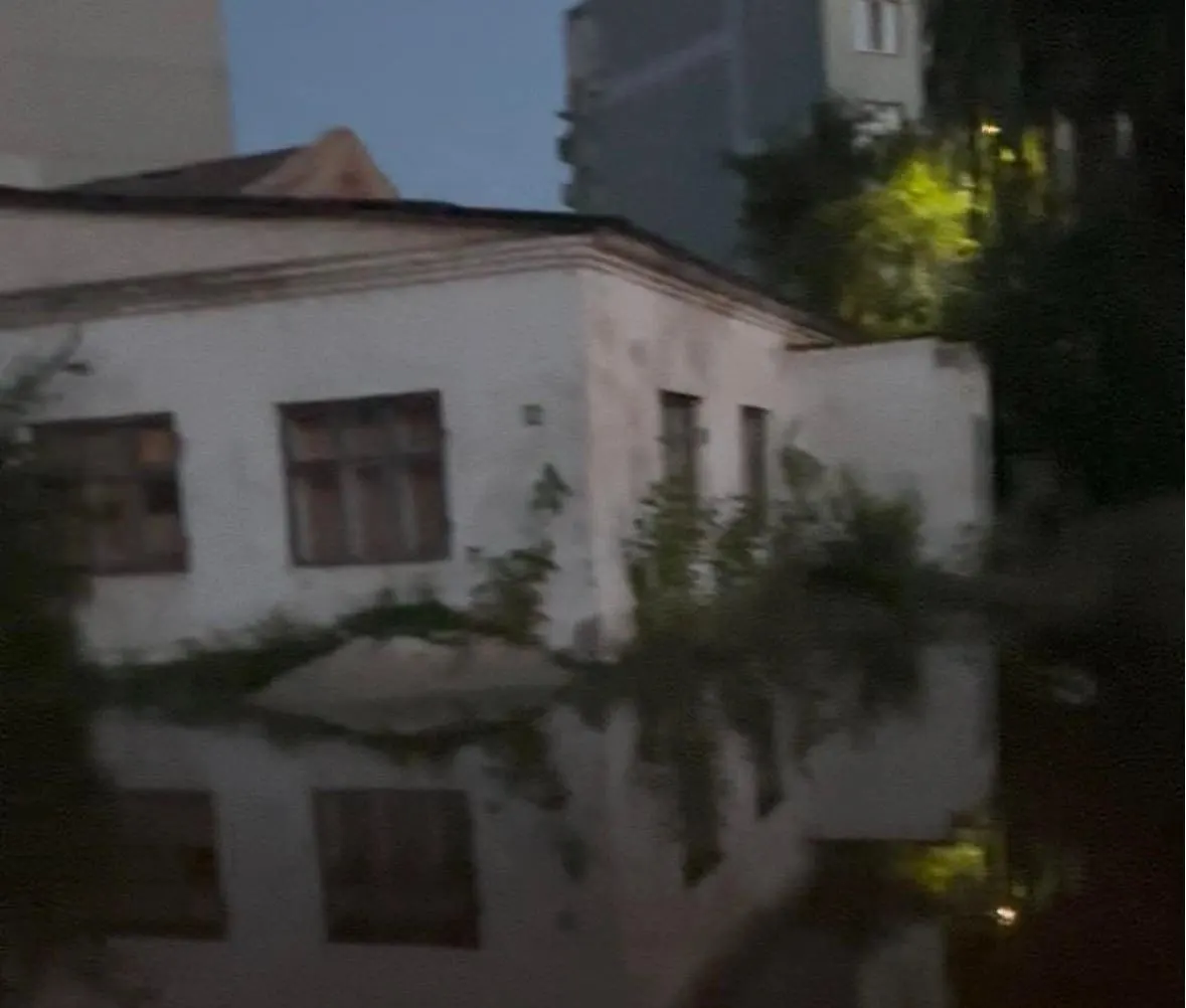 Жители жалуются на постоянную сырость, неприятный запах и лягушек во дворах. Обращения в водоканал и администрацию не дали результата, а счета за воду приходят в полном объёме.