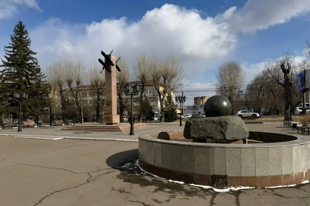 Чашу и сетки фонтана признали критически повреждёнными, восстановление не стали делать. Вместо этого установят «сухой» фонтан: струи выйдут из решёток вровень с брусчаткой, а площадь переоборудуют для мероприятий в рамках программы благоустройства.