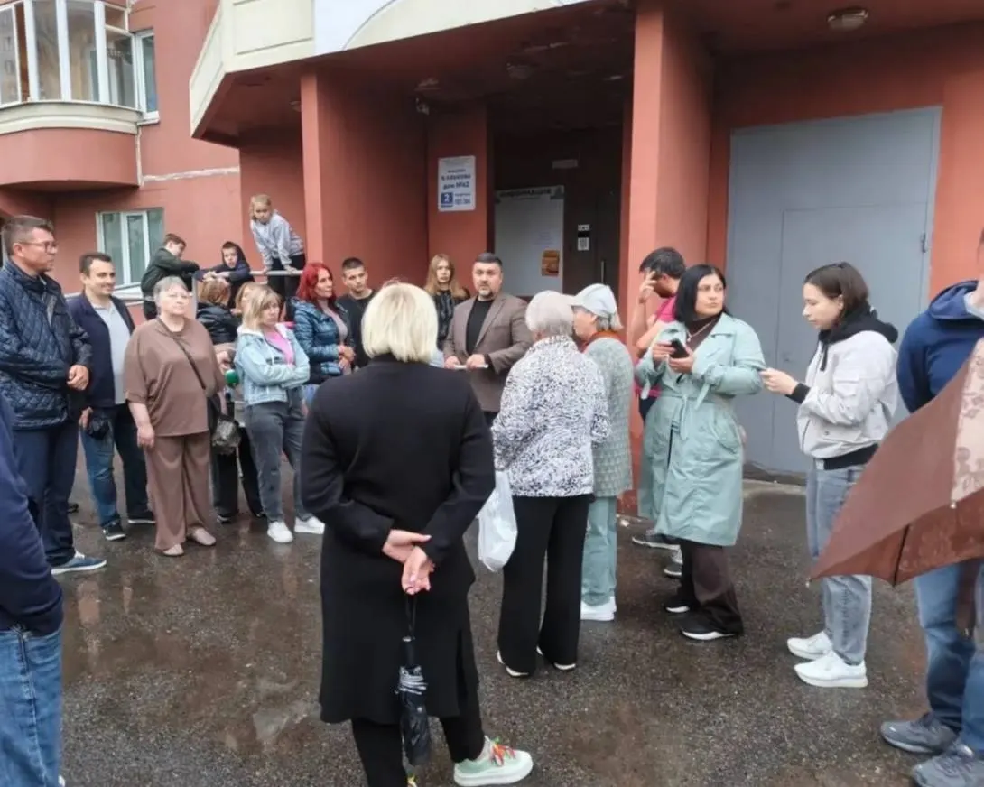 Жильцы дома №62 на проспекте Клыкова выступили против размещения мурала в память о погибшем ребёнке — изображение согласовали без общего собрания. После встречи с мэром жители подписали петицию, и власти отказались от идеи.